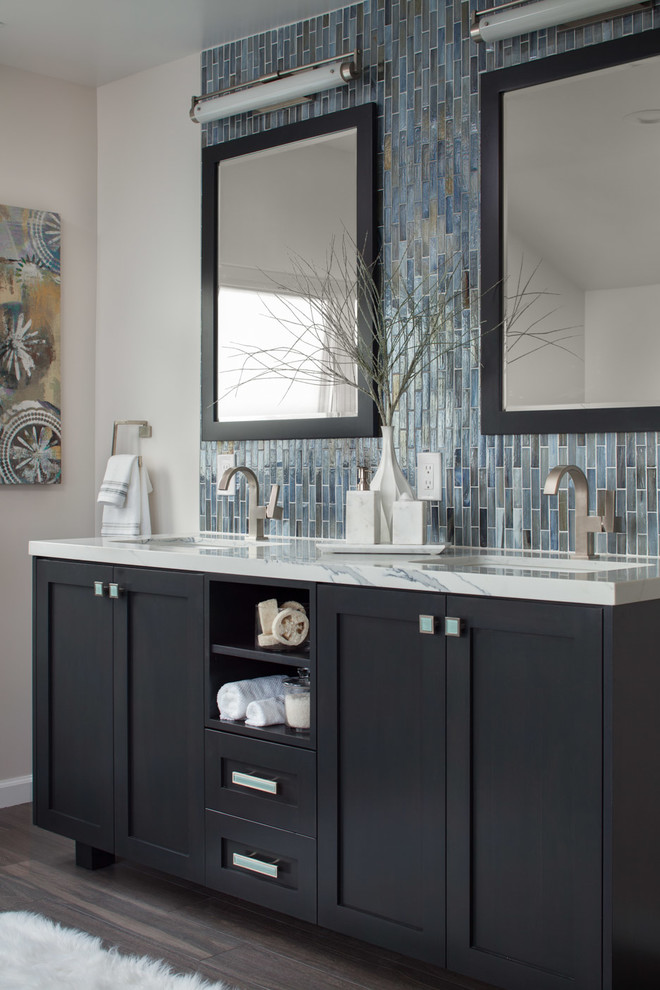 Стильный дизайн: большая главная ванная комната в стиле модернизм с фасадами в стиле шейкер, синими фасадами, отдельно стоящей ванной, душем в нише, унитазом-моноблоком, разноцветной плиткой, керамогранитной плиткой, белыми стенами, полом из цементной плитки, врезной раковиной, столешницей из искусственного кварца, коричневым полом, душем с распашными дверями и разноцветной столешницей - последний тренд