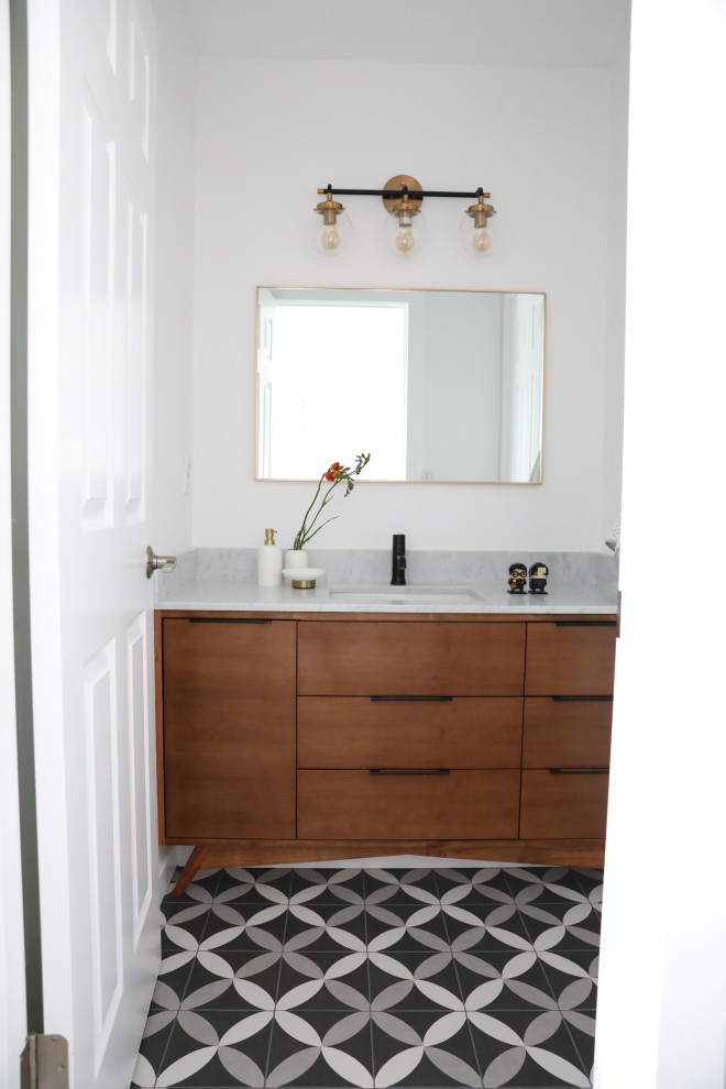 Immagine di una stanza da bagno con doccia moderna di medie dimensioni con consolle stile comò, ante in legno scuro, pareti bianche, pavimento con piastrelle in ceramica, lavabo sottopiano, top in marmo, pavimento multicolore e top bianco
