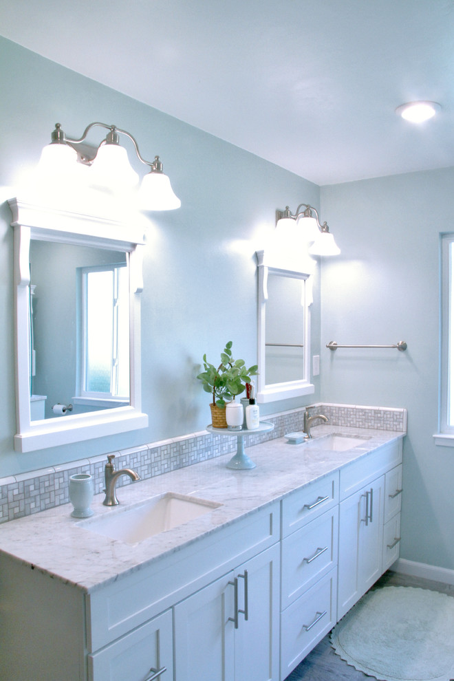 Стильный дизайн: большая главная ванная комната в современном стиле с фасадами в стиле шейкер, белыми фасадами, душем без бортиков, белой плиткой, керамической плиткой, синими стенами, полом из керамической плитки, настольной раковиной и мраморной столешницей - последний тренд
