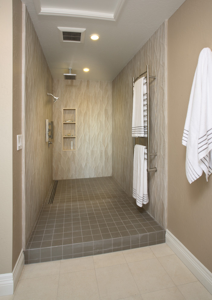 Exemple d'une grande douche en alcôve principale moderne en bois foncé avec un placard à porte plane, une baignoire indépendante, WC séparés, un carrelage beige, un carrelage noir, un carrelage blanc, des carreaux en allumettes, un mur beige, un sol en carrelage de porcelaine, une vasque et un plan de toilette en quartz modifié.