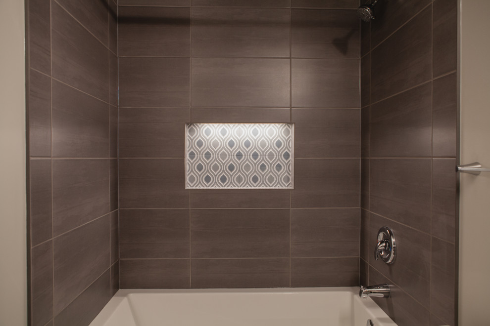 Ejemplo de cuarto de baño principal actual de tamaño medio con bañera empotrada, combinación de ducha y bañera, baldosas y/o azulejos grises, baldosas y/o azulejos de porcelana y ducha con cortina