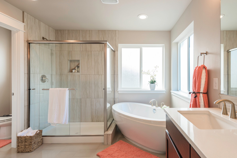 Exempel på ett stort klassiskt en-suite badrum, med släta luckor, skåp i mörkt trä, ett fristående badkar, beige väggar, grå kakel, porslinskakel, klinkergolv i keramik, ett undermonterad handfat, bänkskiva i kvarts och en dusch i en alkov