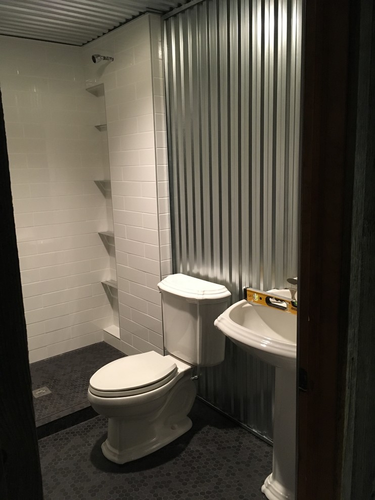 Esempio di una stanza da bagno con doccia minimalista di medie dimensioni con ante lisce, ante nere, doccia alcova, WC a due pezzi, pistrelle in bianco e nero, lastra di vetro, pareti gialle, pavimento in gres porcellanato e lavabo a colonna