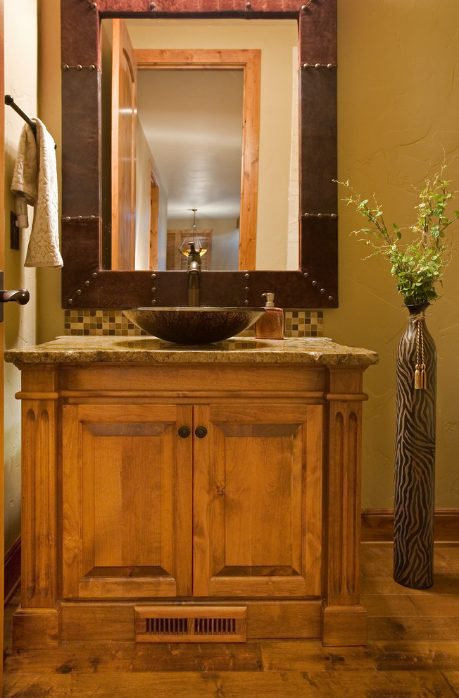 Inspiration pour une salle de bain principale chalet en bois brun avec un placard à porte shaker, un mur beige, un sol en carrelage de céramique, un plan de toilette en carrelage, mosaïque et une vasque.