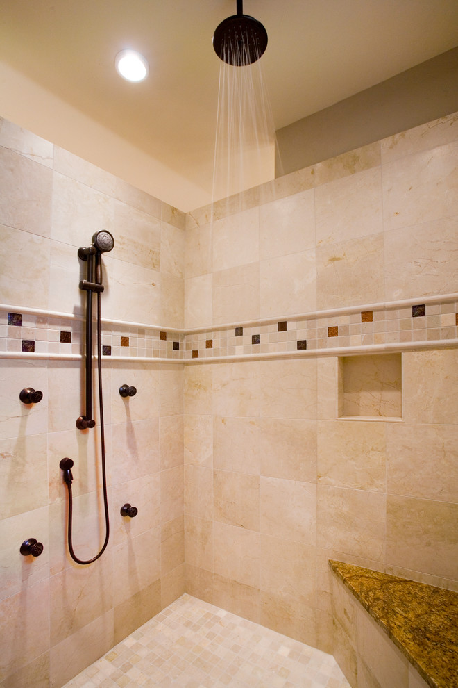 Modelo de cuarto de baño principal rústico con armarios estilo shaker, puertas de armario de madera oscura, paredes beige, suelo de baldosas de cerámica, lavabo encastrado y encimera de azulejos