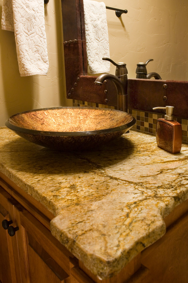 Idéer för att renovera ett rustikt en-suite badrum, med skåp i shakerstil, skåp i mellenmörkt trä, beige väggar, klinkergolv i keramik, kaklad bänkskiva och ett fristående handfat