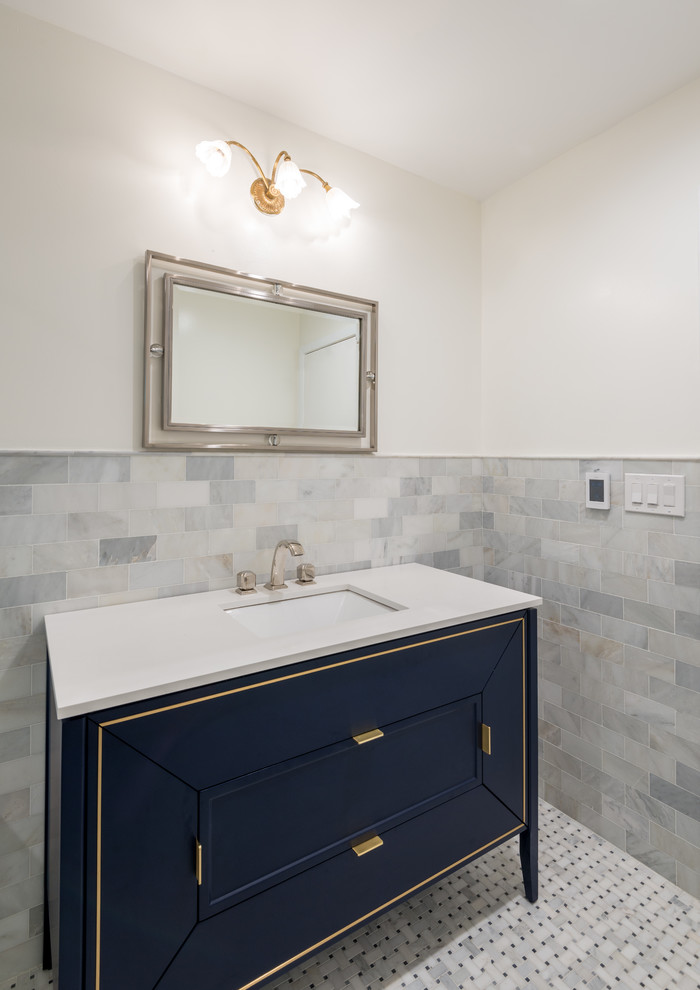 Идея дизайна: ванная комната среднего размера в стиле ретро с фасадами островного типа, синими фасадами, душем в нише, раздельным унитазом, серой плиткой, каменной плиткой, белыми стенами, мраморным полом, душевой кабиной, врезной раковиной, столешницей из искусственного кварца, белым полом, душем с раздвижными дверями и белой столешницей