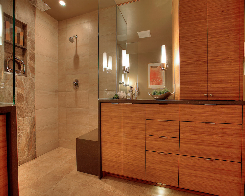 Idée de décoration pour une salle de bain principale design en bois brun de taille moyenne avec un lavabo encastré, un placard à porte plane, un plan de toilette en quartz modifié, une douche à l'italienne, WC à poser, un carrelage beige, un carrelage de pierre, un mur beige et un sol en carrelage de céramique.
