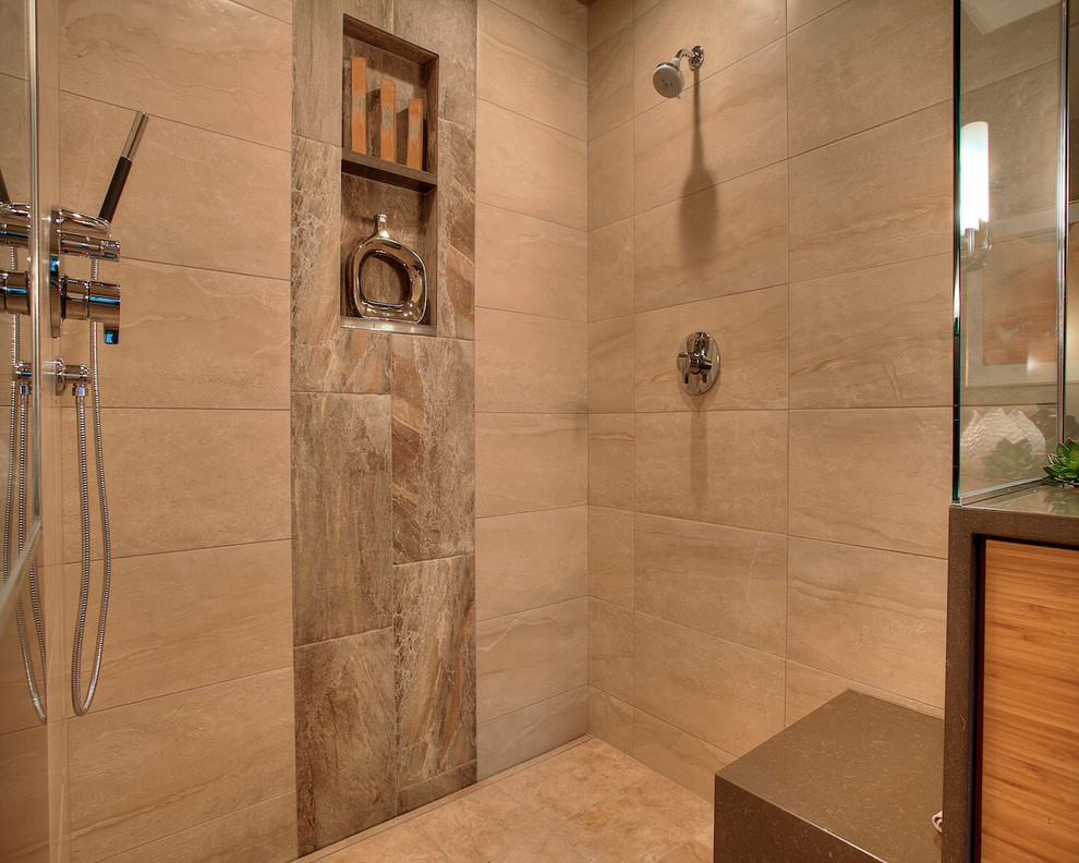 Cette photo montre une salle de bain principale tendance en bois brun de taille moyenne avec un lavabo encastré, un placard à porte plane, un plan de toilette en quartz modifié, une douche à l'italienne, WC à poser, un carrelage beige, un carrelage de pierre, un mur beige et un sol en carrelage de céramique.