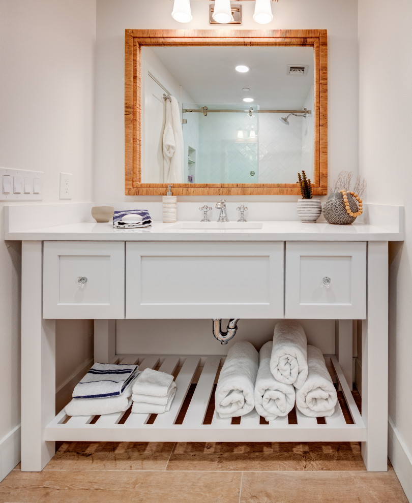 Foto di una stanza da bagno con doccia country di medie dimensioni con ante a persiana, ante grigie, top in quarzite, top bianco, un lavabo e mobile bagno sospeso