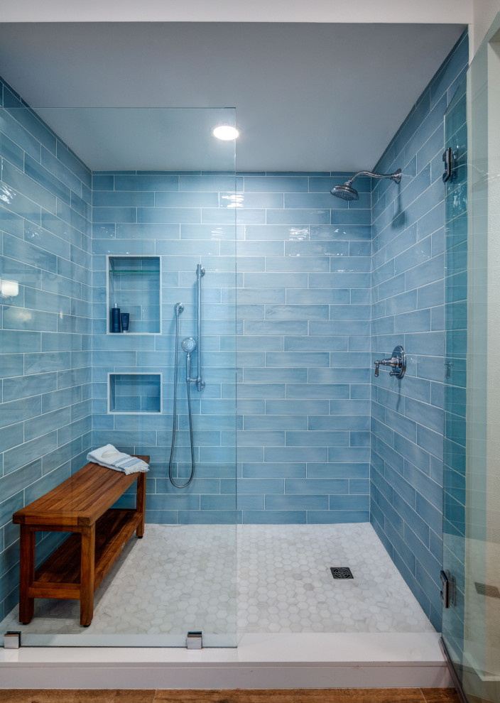 Immagine di una grande stanza da bagno padronale country con doccia aperta e doccia aperta