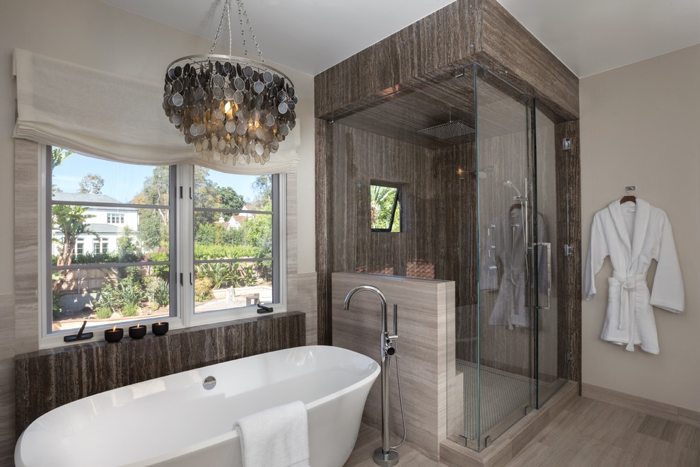 Inspiration för ett mellanstort vintage en-suite badrum, med ett fristående badkar, en hörndusch, brun kakel, porslinskakel, beige väggar, klinkergolv i porslin, beiget golv och dusch med gångjärnsdörr