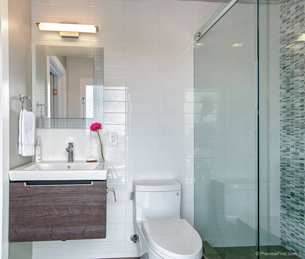 Идея дизайна: ванная комната среднего размера в стиле модернизм с плоскими фасадами, темными деревянными фасадами, угловым душем, унитазом-моноблоком, белой плиткой, плиткой кабанчик, белыми стенами и душевой кабиной