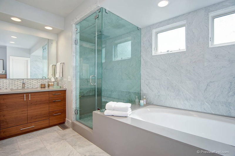 Свежая идея для дизайна: большая главная ванная комната в современном стиле с плоскими фасадами, фасадами цвета дерева среднего тона, угловой ванной, угловым душем, унитазом-моноблоком, серой плиткой и серыми стенами - отличное фото интерьера