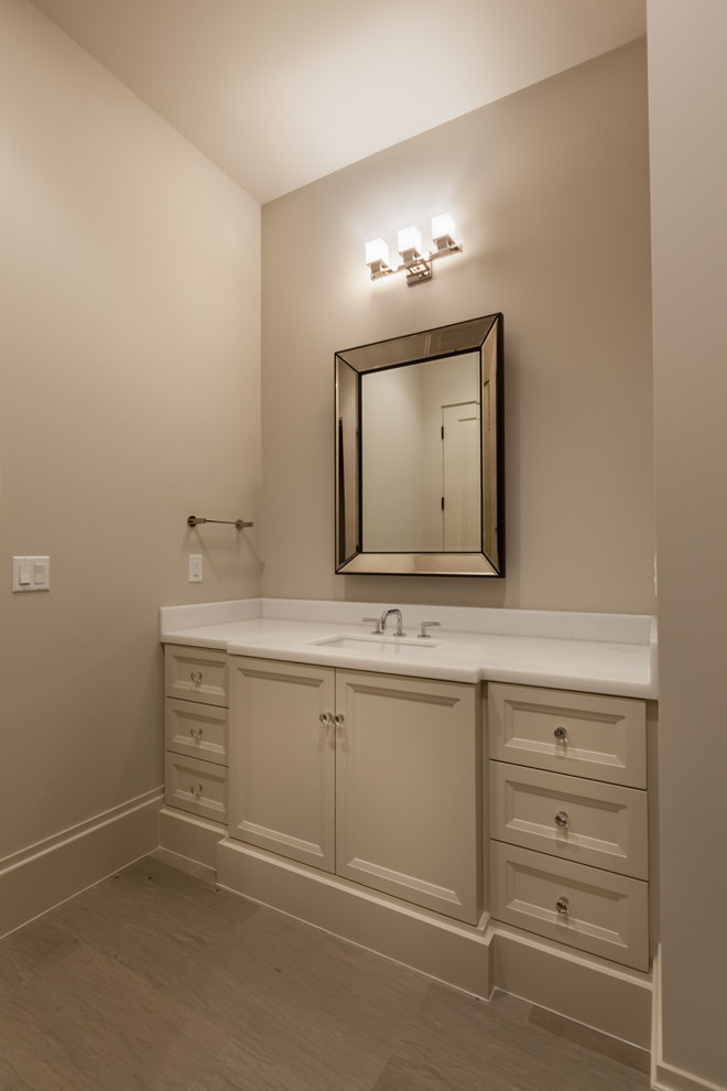 Diseño de cuarto de baño clásico renovado de tamaño medio con armarios con paneles empotrados, paredes beige y aseo y ducha