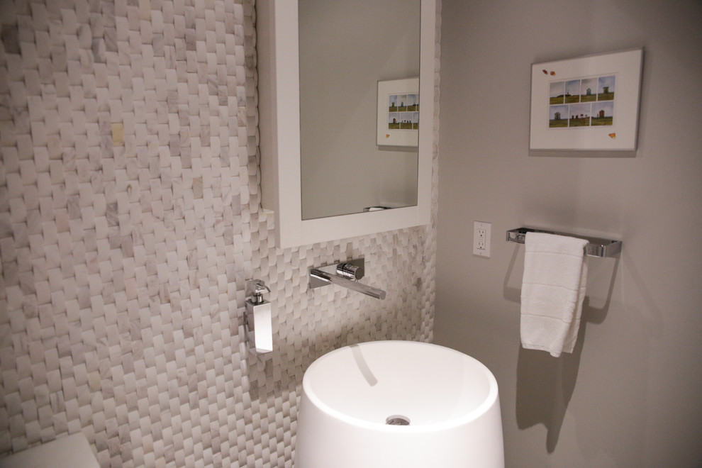 Foto på ett funkis badrum, med ett piedestal handfat, luckor med glaspanel, vita skåp, bänkskiva i kvarts, en toalettstol med hel cisternkåpa, grå kakel, stenkakel, grå väggar och mörkt trägolv