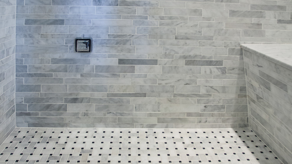 Diseño de cuarto de baño clásico con baldosas y/o azulejos grises y baldosas y/o azulejos de mármol