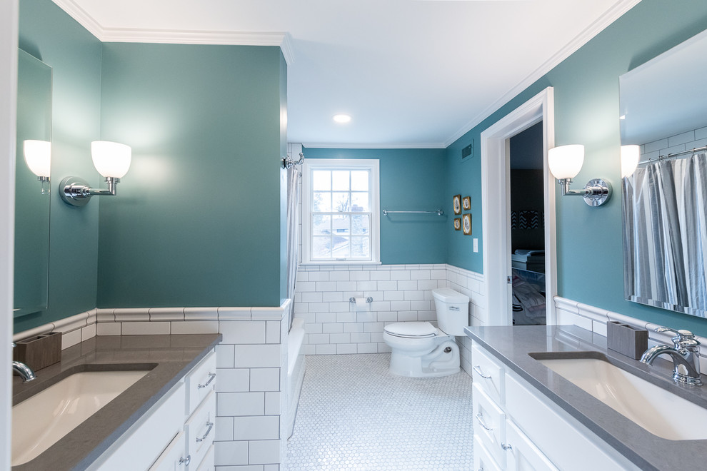 Idée de décoration pour une salle de bain tradition de taille moyenne pour enfant avec un placard à porte shaker, des portes de placard blanches, une baignoire en alcôve, un combiné douche/baignoire, WC séparés, un carrelage blanc, un carrelage métro, un mur bleu, un sol en marbre, un lavabo encastré, un plan de toilette en quartz modifié, un sol gris, une cabine de douche avec un rideau et un plan de toilette gris.