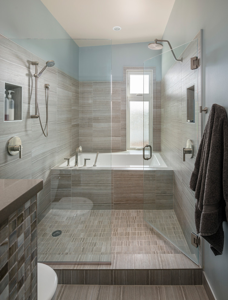Inspiration pour une salle de bain design avec une baignoire en alcôve, une douche double, un carrelage beige, un mur bleu, des carreaux de céramique et une fenêtre.