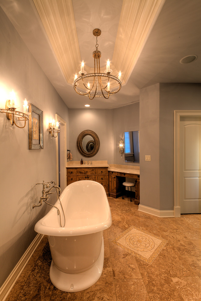 Foto på ett vintage en-suite badrum, med ett undermonterad handfat, luckor med upphöjd panel, skåp i mellenmörkt trä, granitbänkskiva, ett fristående badkar, en dusch i en alkov, en toalettstol med hel cisternkåpa, beige kakel och grå väggar