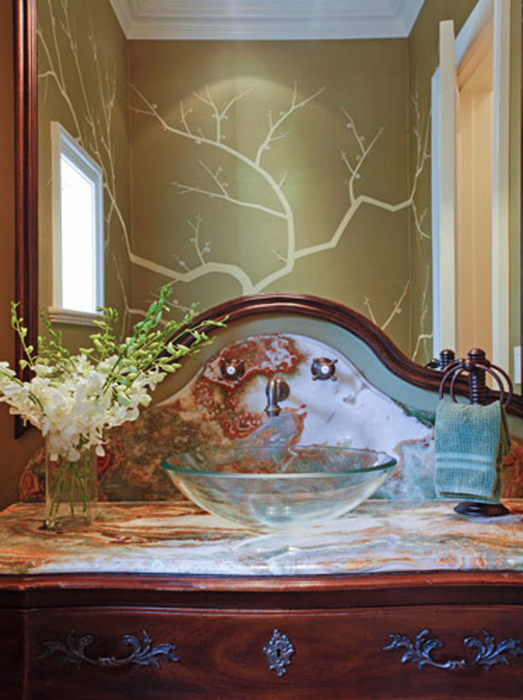 Идея дизайна: ванная комната среднего размера в классическом стиле с коричневыми фасадами, душевой кабиной и настольной раковиной