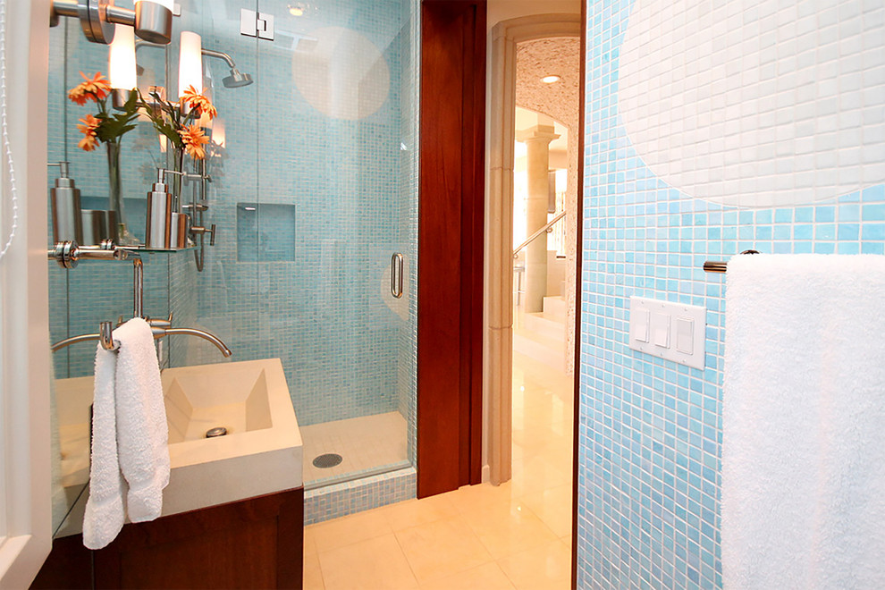 Kleines Modernes Badezimmer mit integriertem Waschbecken, dunklen Holzschränken, Beton-Waschbecken/Waschtisch, blauen Fliesen, Mosaikfliesen, blauer Wandfarbe, Porzellan-Bodenfliesen und Schrankfronten mit vertiefter Füllung in Miami