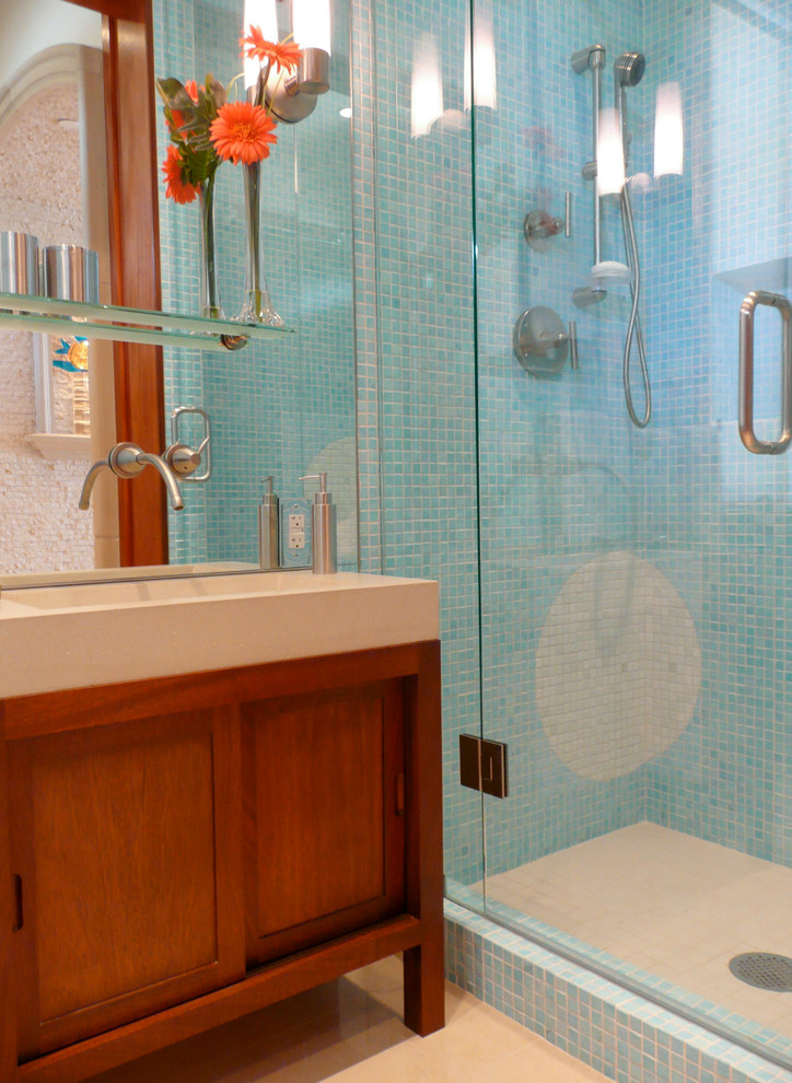 マイアミにある小さなコンテンポラリースタイルのおしゃれな浴室 (一体型シンク、濃色木目調キャビネット、コンクリートの洗面台、青いタイル、モザイクタイル、青い壁、磁器タイルの床、落し込みパネル扉のキャビネット) の写真