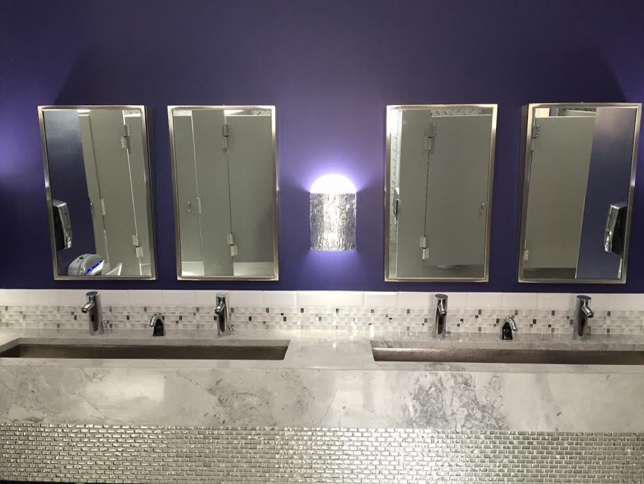 Imagen de cuarto de baño clásico renovado grande con ducha empotrada, baldosas y/o azulejos grises, baldosas y/o azulejos blancos, azulejos en listel, paredes púrpuras, lavabo de seno grande y encimera de mármol