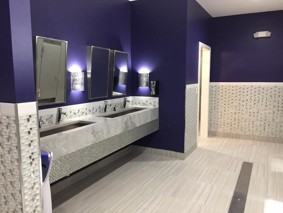 Стильный дизайн: большая ванная комната в стиле неоклассика (современная классика) с душем в нише, серой плиткой, белой плиткой, удлиненной плиткой, фиолетовыми стенами, раковиной с несколькими смесителями и мраморной столешницей - последний тренд