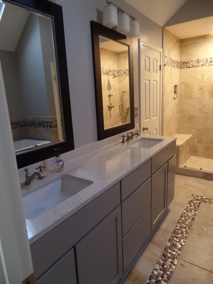 Пример оригинального дизайна: главная ванная комната среднего размера в стиле неоклассика (современная классика) с врезной раковиной, фасадами в стиле шейкер, серыми фасадами, столешницей из искусственного кварца, накладной ванной, душем в нише, раздельным унитазом, разноцветной плиткой, керамогранитной плиткой, серыми стенами и полом из керамогранита