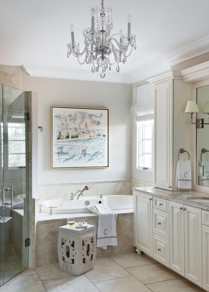 Exempel på ett stort medelhavsstil grå grått en-suite badrum, med luckor med upphöjd panel, beige skåp, ett platsbyggt badkar, en hörndusch, beige kakel, porslinskakel, beige väggar, klinkergolv i porslin, ett undermonterad handfat, granitbänkskiva, beiget golv och dusch med gångjärnsdörr