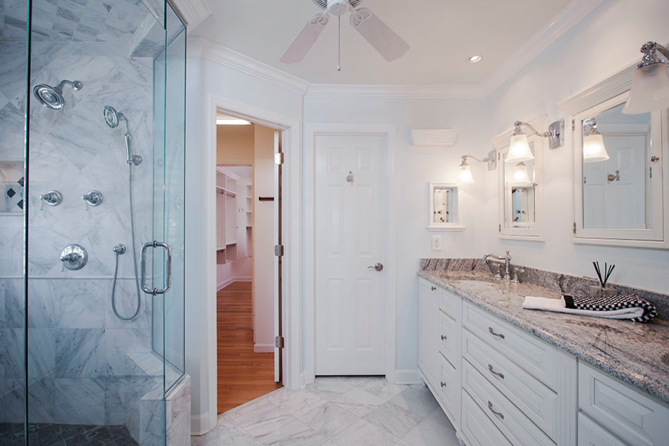 Esempio di una stanza da bagno padronale tradizionale con lavabo sottopiano, ante bianche e pareti bianche