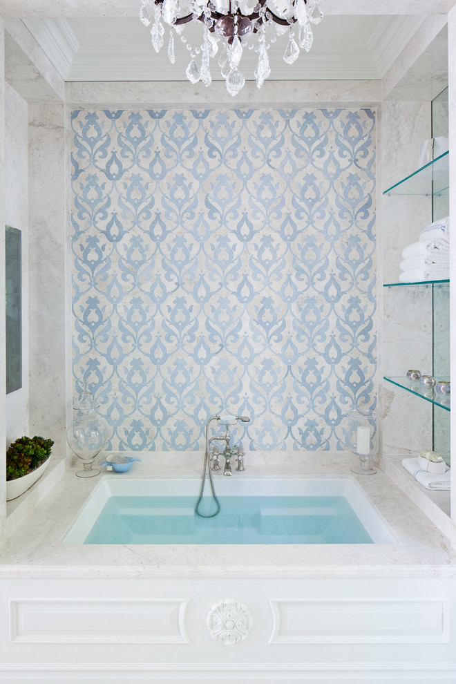 ロサンゼルスにある高級な広いトラディショナルスタイルのおしゃれなマスターバスルーム (レイズドパネル扉のキャビネット、白いキャビネット、ベージュのタイル、石スラブタイル、白い壁、セラミックタイルの床、アンダーマウント型浴槽) の写真