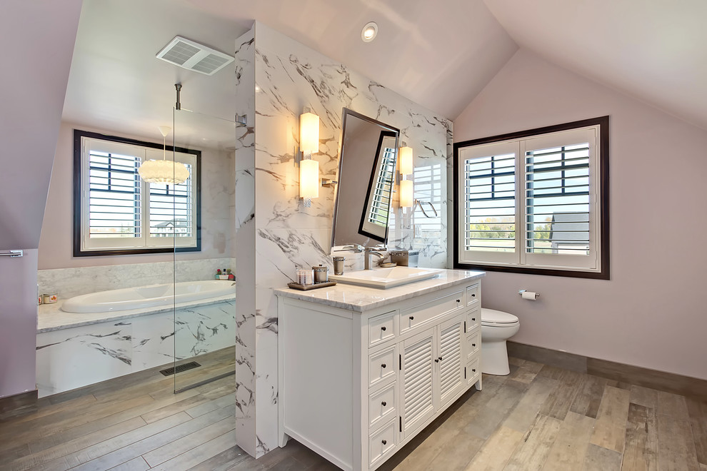 Идея дизайна: главная ванная комната в стиле неоклассика (современная классика) с накладной раковиной, фасадами с филенкой типа жалюзи, белыми фасадами, накладной ванной, открытым душем, серой плиткой, паркетным полом среднего тона и открытым душем