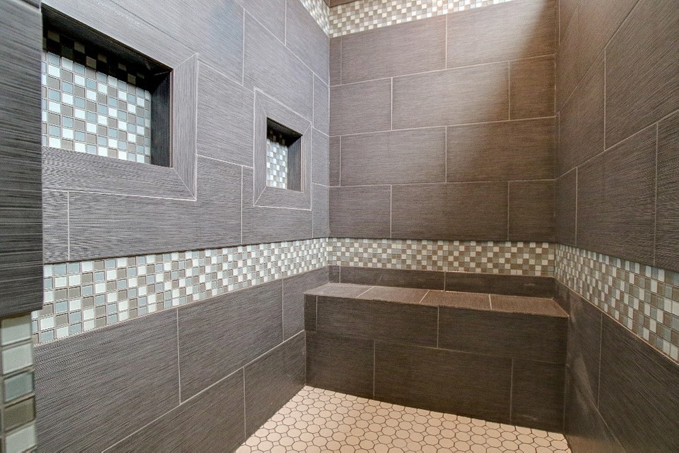 Ispirazione per una stanza da bagno padronale american style di medie dimensioni con pareti grigie, pavimento con piastrelle in ceramica, piastrelle beige, piastrelle marroni e piastrelle in gres porcellanato