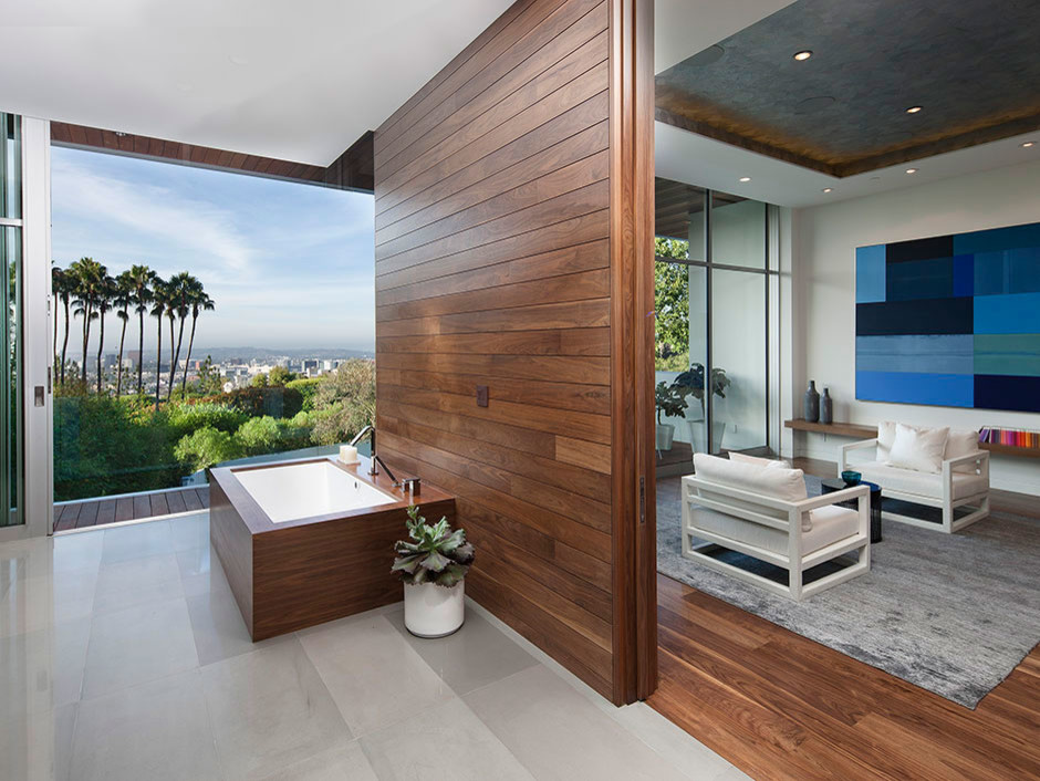 На фото: большая главная ванная комната в стиле модернизм с полновстраиваемой ванной, белыми стенами и мраморным полом
