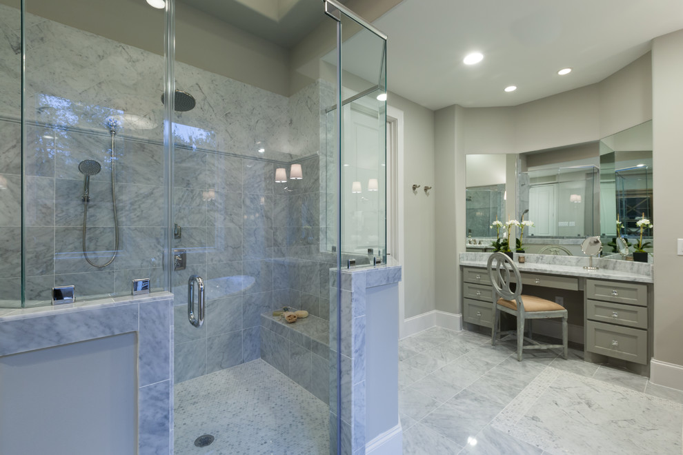Klassisk inredning av ett mycket stort vit vitt en-suite badrum, med luckor med infälld panel, grå skåp, ett fristående badkar, en öppen dusch, grå kakel, marmorkakel, grå väggar, marmorgolv, ett nedsänkt handfat, marmorbänkskiva, grått golv och dusch med gångjärnsdörr