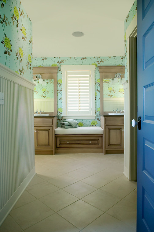 Пример оригинального дизайна: большая главная ванная комната в стиле неоклассика (современная классика) с фасадами с утопленной филенкой, искусственно-состаренными фасадами, разноцветными стенами, полом из сланца и накладной раковиной