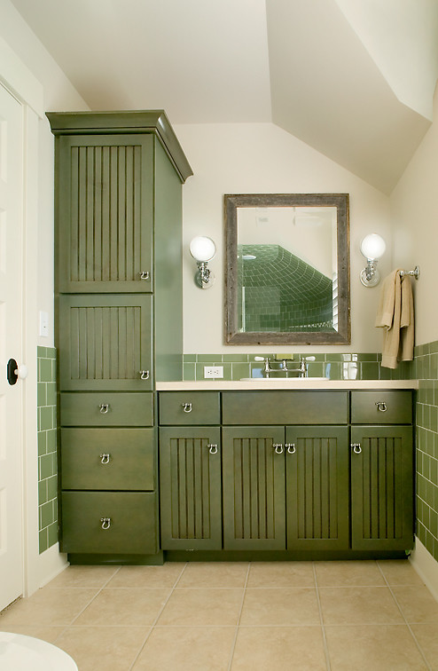 На фото: большая ванная комната в классическом стиле с фасадами с утопленной филенкой, зелеными фасадами и душевой кабиной