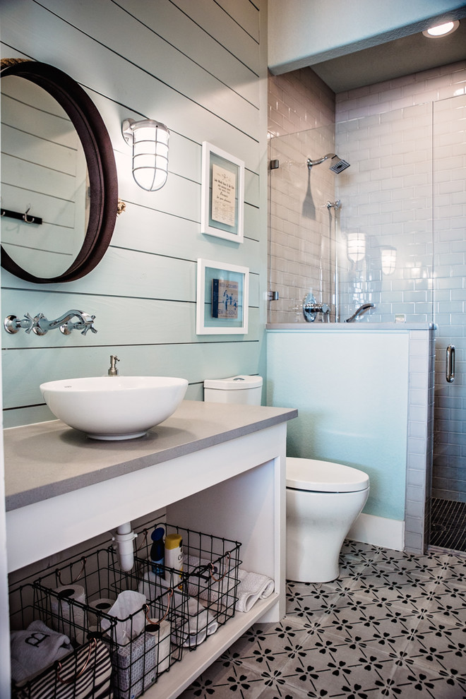 ダラスにある広いビーチスタイルのおしゃれなバスルーム (浴槽なし) (オープンシェルフ、白いキャビネット、アルコーブ型シャワー、白いタイル、サブウェイタイル、緑の壁、セメントタイルの床、ベッセル式洗面器、コンクリートの洗面台、マルチカラーの床、開き戸のシャワー) の写真