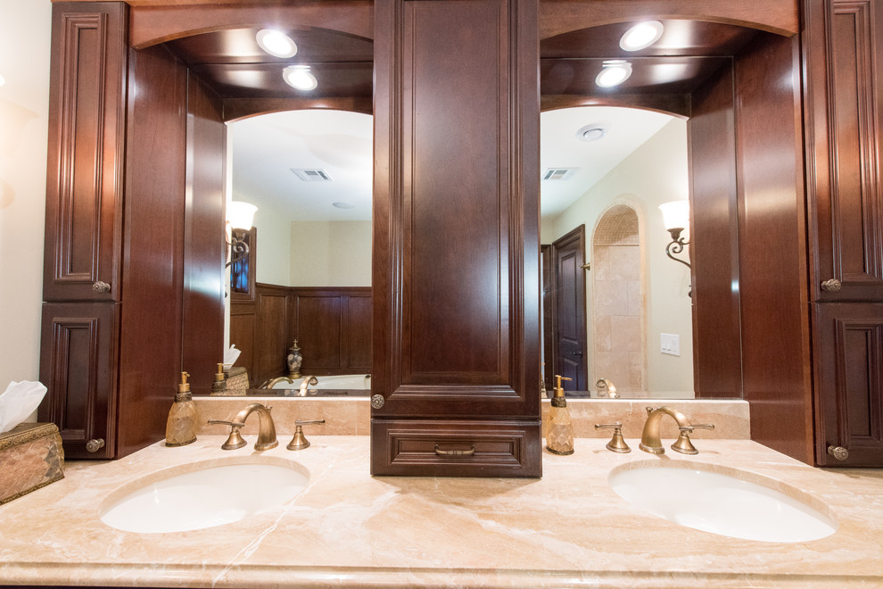 Großes Klassisches Badezimmer En Suite mit integriertem Waschbecken, Kassettenfronten, dunklen Holzschränken, Granit-Waschbecken/Waschtisch und weißer Wandfarbe in New York
