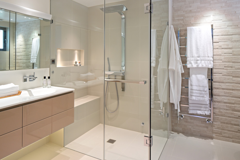 Идея дизайна: ванная комната в современном стиле с монолитной раковиной, нишей и сиденьем для душа
