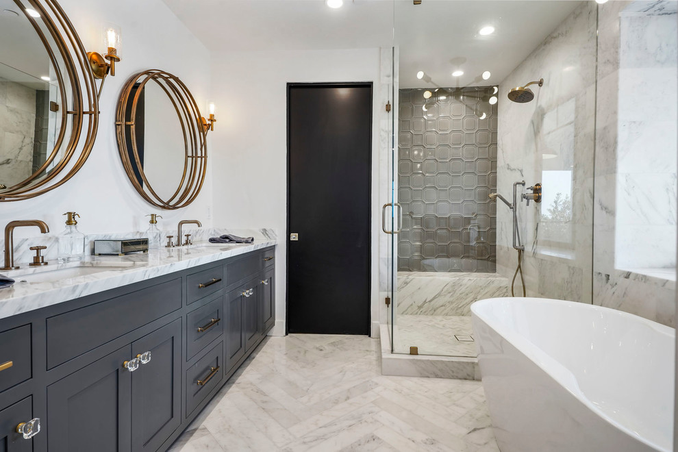 Idéer för att renovera ett vintage grå grått en-suite badrum, med skåp i shakerstil, grå skåp, ett fristående badkar, en hörndusch, grå kakel, vit kakel, vita väggar, ett undermonterad handfat, grått golv och dusch med gångjärnsdörr