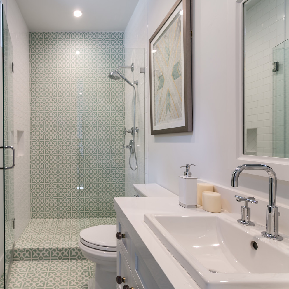 Стильный дизайн: ванная комната среднего размера в стиле неоклассика (современная классика) с фасадами в стиле шейкер, белыми фасадами, душем в нише, раздельным унитазом, белыми стенами, накладной раковиной, столешницей из искусственного камня и душем с распашными дверями - последний тренд
