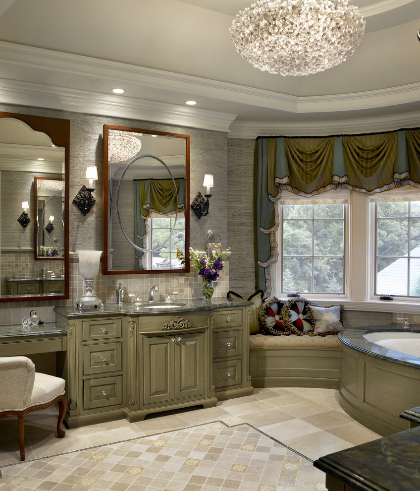 На фото: ванная комната в классическом стиле с врезной раковиной, фасадами с выступающей филенкой, полновстраиваемой ванной и зелеными фасадами с