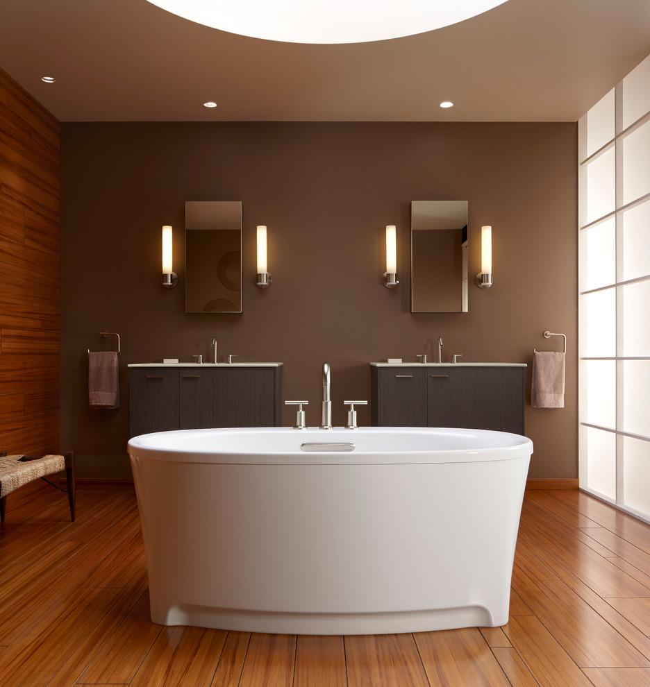 Exempel på ett stort modernt en-suite badrum, med ett integrerad handfat, släta luckor, ett fristående badkar och en öppen dusch