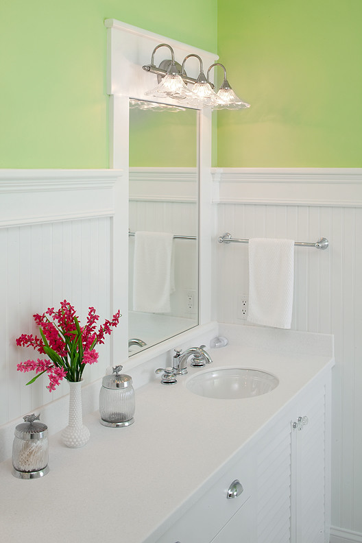 Inredning av ett klassiskt stort en-suite badrum, med vita skåp, ett badkar med tassar, blå väggar, marmorgolv, ett undermonterad handfat, bänkskiva i akrylsten och luckor med lamellpanel