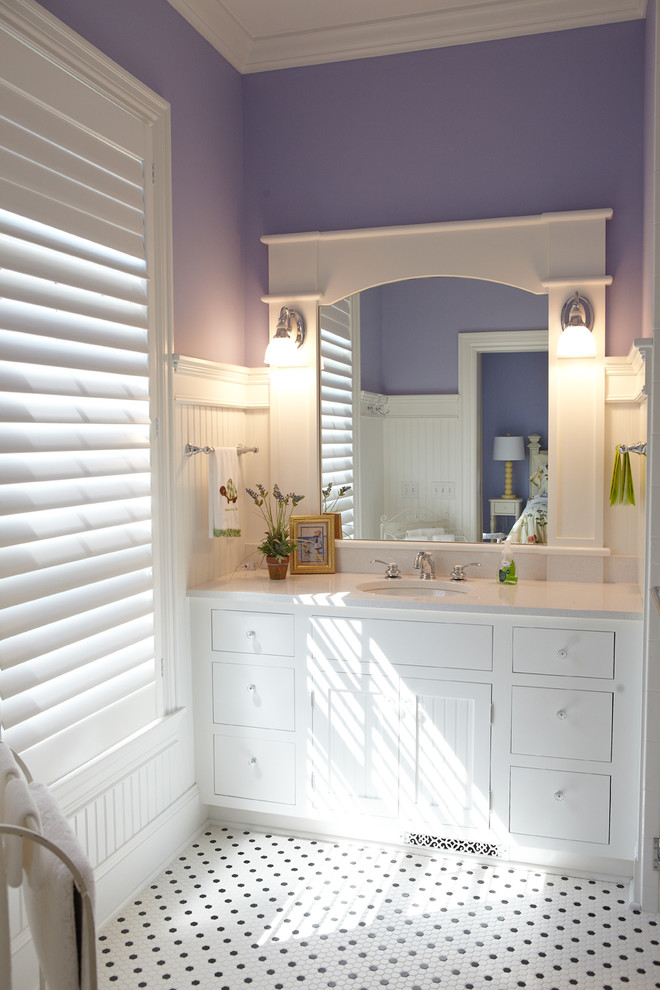 Imagen de cuarto de baño tradicional de tamaño medio con armarios con paneles lisos, paredes púrpuras, suelo de baldosas de cerámica, lavabo bajoencimera y encimera de cuarzo compacto