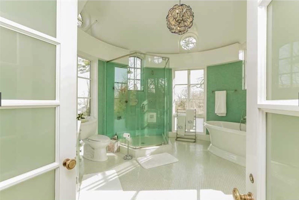 На фото: главная ванная комната в стиле модернизм с стеклянными фасадами с