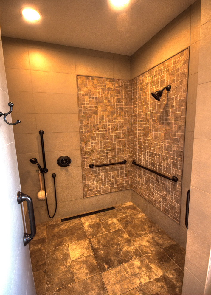 Diseño de cuarto de baño principal tradicional con ducha a ras de suelo y suelo de baldosas de cerámica